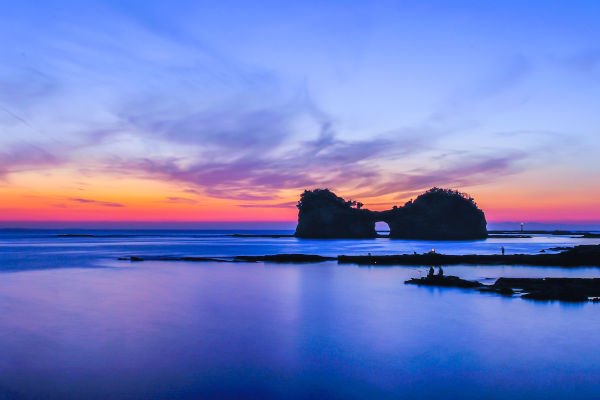 夕暮れの白浜の海と円月島を望む風景