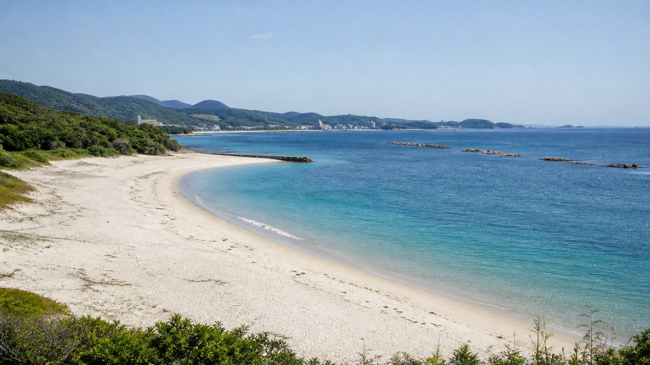 白良浜の白い砂浜と海岸保全施設を背景に、2100年の和歌山の砂浜を考えるイメージ